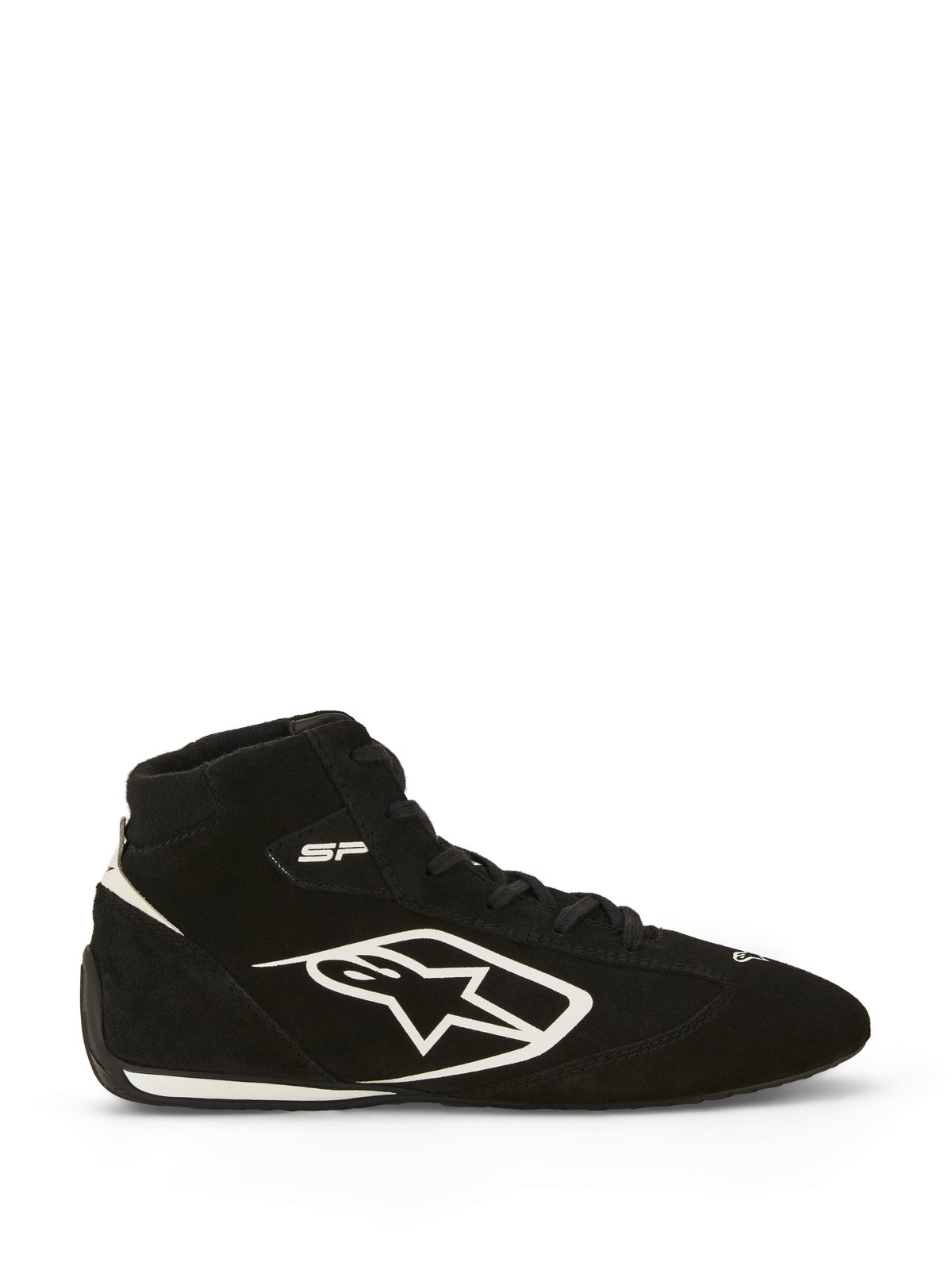 Chaussures Alpinestars SP V3 FIA, chaussures de course automobile, noir et blanc, profil latéral montrant une tige en daim de qualité supérieure avec un grand logo Alpinestars blanc, design montant, marquage « SP » près de la cheville et semelle fine aux spécifications de course avec liseré blanc.
