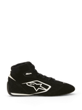 Chaussures Alpinestars SP V3 FIA, chaussures de course automobile, noir et blanc, profil latéral montrant une tige en daim de qualité supérieure avec un grand logo Alpinestars blanc, design montant, marquage « SP » près de la cheville et semelle fine aux spécifications de course avec liseré blanc.