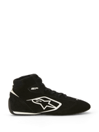 Chaussures Alpinestars SP V3 FIA, chaussures de course automobile, noir et blanc, profil latéral montrant une tige en daim de qualité supérieure avec un grand logo Alpinestars blanc, design montant, marquage « SP » près de la cheville et semelle fine aux spécifications de course avec liseré blanc.