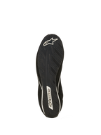 Chaussures Alpinestars SP V3 FIA, vue de la semelle de la chaussure de course noire, dotée d'un composé de caoutchouc exclusif avec adhérence texturée pour un meilleur ressenti des pédales, logo étoile Alpinestars blanc au talon et lettrage à la voûte plantaire