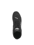Chaussures Alpinestars SP V2, chaussures de course automobile, noir, vue de dessus montrant le système de laçage asymétrique, construction en daim de qualité supérieure et logo Astars blanc sur le bout