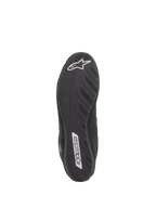 Chaussures Alpinestars SP V2, chaussures de course automobile, noir, vue de dessous de la semelle ultra-fine de spécification Formule 1, texture adhérente pour un meilleur ressenti des pédales, logos Alpinestars blancs sur le talon et le milieu du pied
