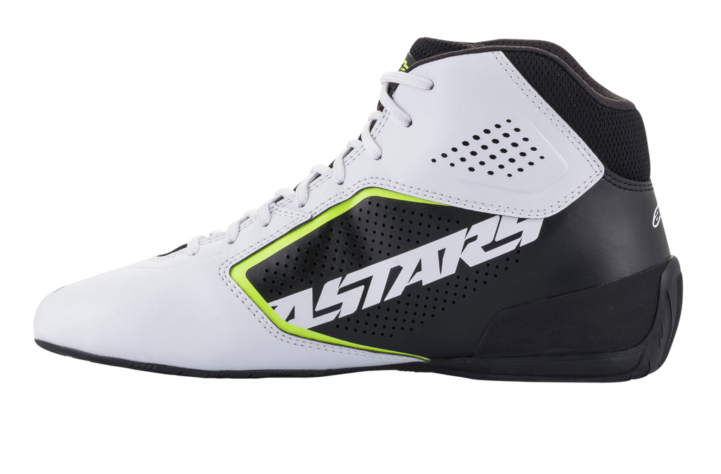 Chaussures Alpinestars Tech-1 K Start V2, chaussures de karting, blanc, noir et jaune fluo, vue latérale présentant une tige en microfibre blanche perforée, un panneau latéral noir avec marquage ASTARS, des touches jaune fluo et une semelle noire profilée.