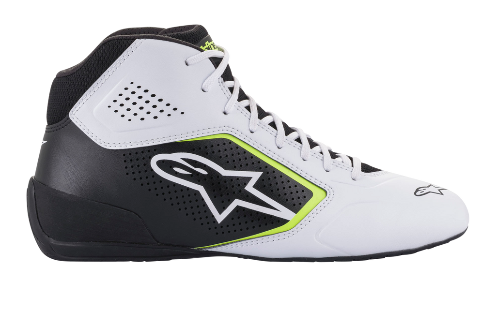 Chaussures Alpinestars Tech-1 K Start V2, chaussures de karting, blanc, noir et jaune fluo, profil latéral présentant des panneaux en microfibre perforée, logo Alpinestars blanc avec bordure jaune fluo, design sport automobile épuré pour le karting
