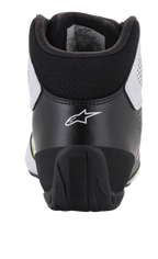 Chaussures Alpinestars Tech-1 K Start V2, chaussures de karting, blanc, noir et jaune fluo, vue arrière présentant un contrefort de talon ergonomique noir avec logo étoile blanc, un col rembourré et une semelle extérieure en caoutchouc durable pour la performance en sport automobile