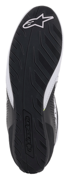 Chaussures Alpinestars Tech-1 K Start V2, vue de la semelle en caoutchouc noir, motif de traction texturé pour l'adhérence, avec logo Alpinestars blanc et lettrage embossé, chaussures de karting