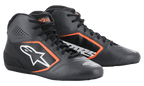 Chaussures Alpinestars Tech-1 K Start V2, chaussures de karting, noir asphalte et orange fluo, dotées d'une tige en microfibre perforée avec des accents orange vif, logo Astar blanc sur le côté et un design de course épuré à profil bas
