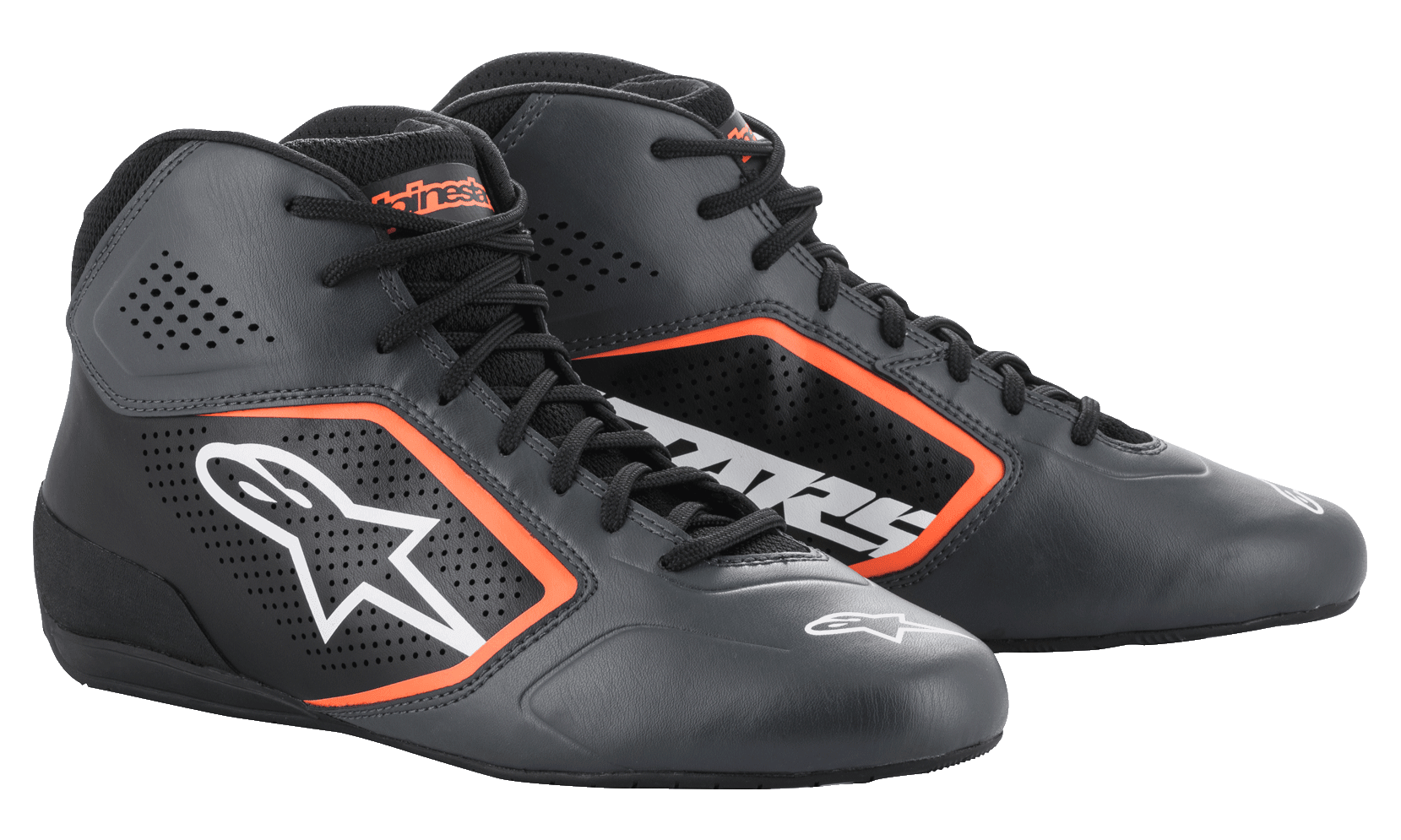 Chaussures Alpinestars Tech-1 K Start V2, chaussures de karting, noir asphalte et orange fluo, dotées d'une tige en microfibre perforée avec des accents orange vif, logo Astar blanc sur le côté et un design de course épuré à profil bas