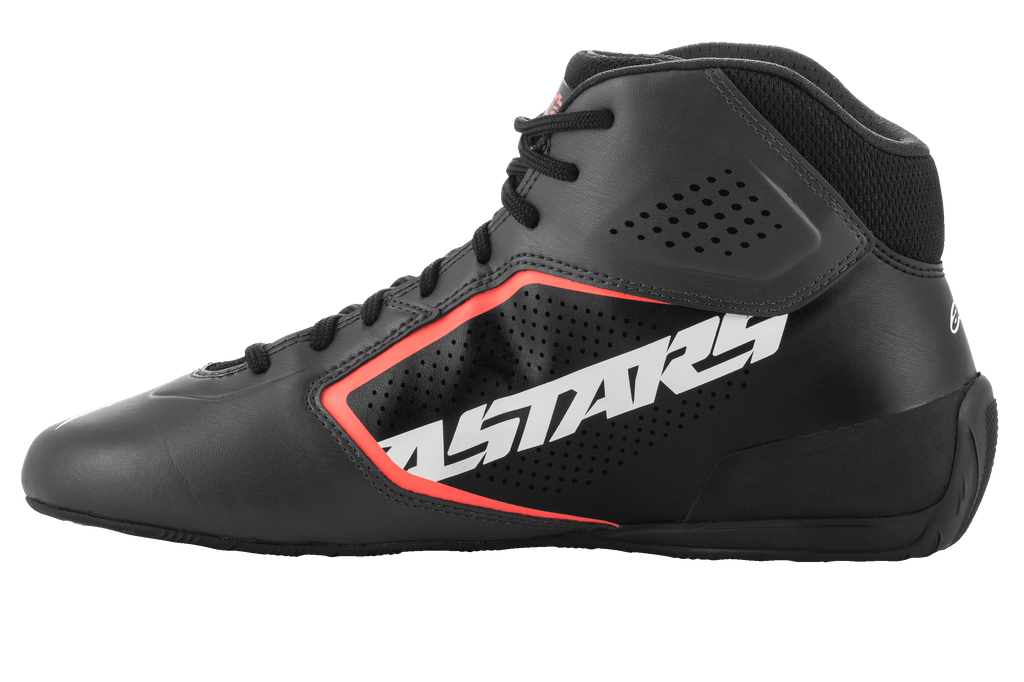 Chaussures Alpinestars Tech-1 K Start V2, chaussures de karting, noir asphalte et orange fluo, profil latéral avec un grand logo ASTARS blanc, tige en microfibre perforée avec des accents orange fluorescent, design sport automobile épuré