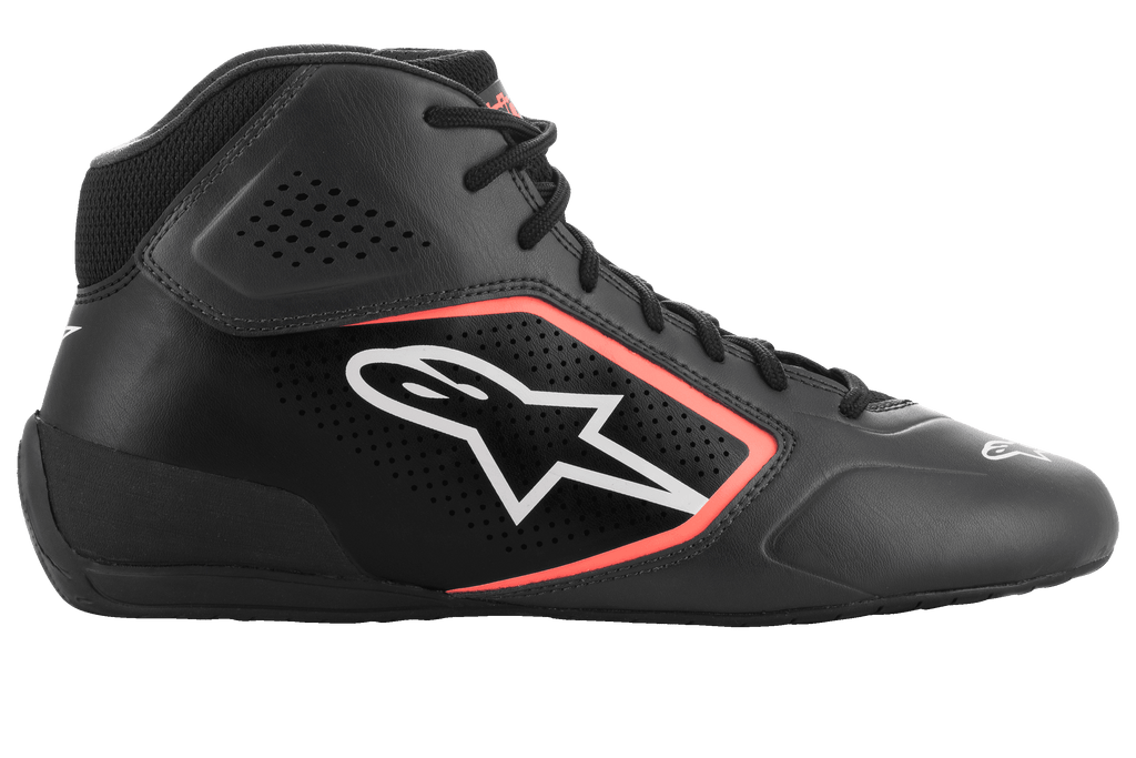 Alpinestars Tech-1 K Start V2, chaussures de karting, Noir Asphalte et Orange Fluo, profil latéral avec tige en microfibre à perforations laser, logo Alpinestars blanc avec contour orange et lacets noirs