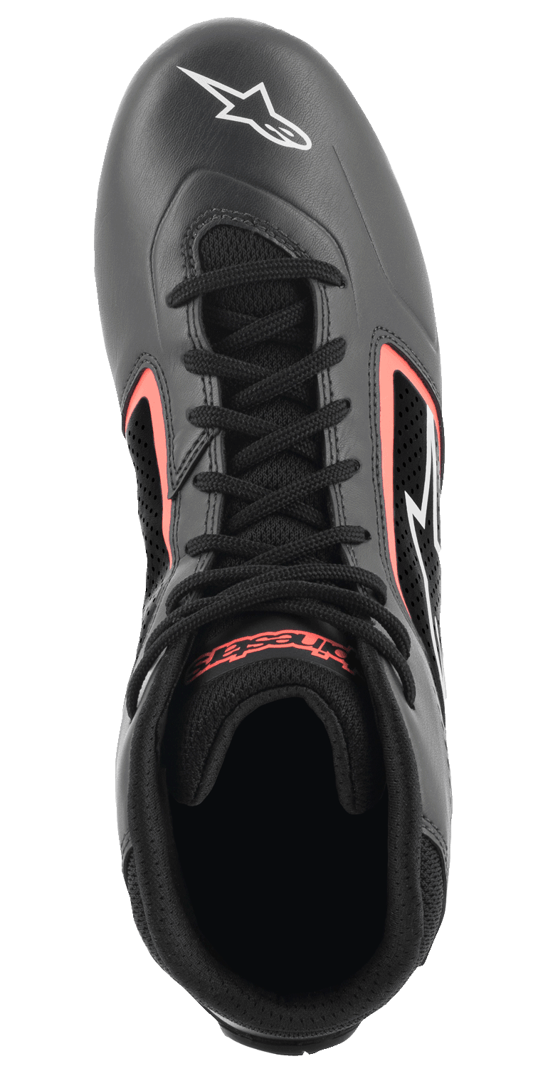 Chaussures Alpinestars Tech-1 K Start V2, chaussures de karting, noir asphalte et orange fluo, vue de dessus, avec lacets noirs, logo étoile blanc sur le bout, et panneaux perforés respirants avec des accents orange vif