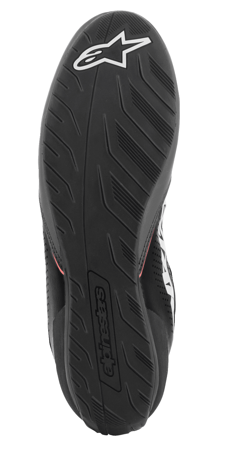 Chaussures Alpinestars Tech-1 K Start V2, chaussures de karting, vue de la semelle, caoutchouc noir avec motif texturé, avec logo Alpinestars blanc et marquage embossé au talon, conçues pour une adhérence optimale sur les pédales