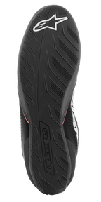 Chaussures Alpinestars Tech-1 K Start V2, chaussures de karting, vue de la semelle, caoutchouc noir avec motif texturé, avec logo Alpinestars blanc et marquage embossé au talon, conçues pour une adhérence optimale sur les pédales