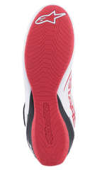 Chaussures Alpinestars Tech-1 K V2, chaussures de karting, blanc, noir et rouge, vue détaillée de la semelle en caoutchouc texturé rouge avec logo Alpinestars et marquage en relief, conçue pour une adhérence maximale et un ressenti tactile optimal
