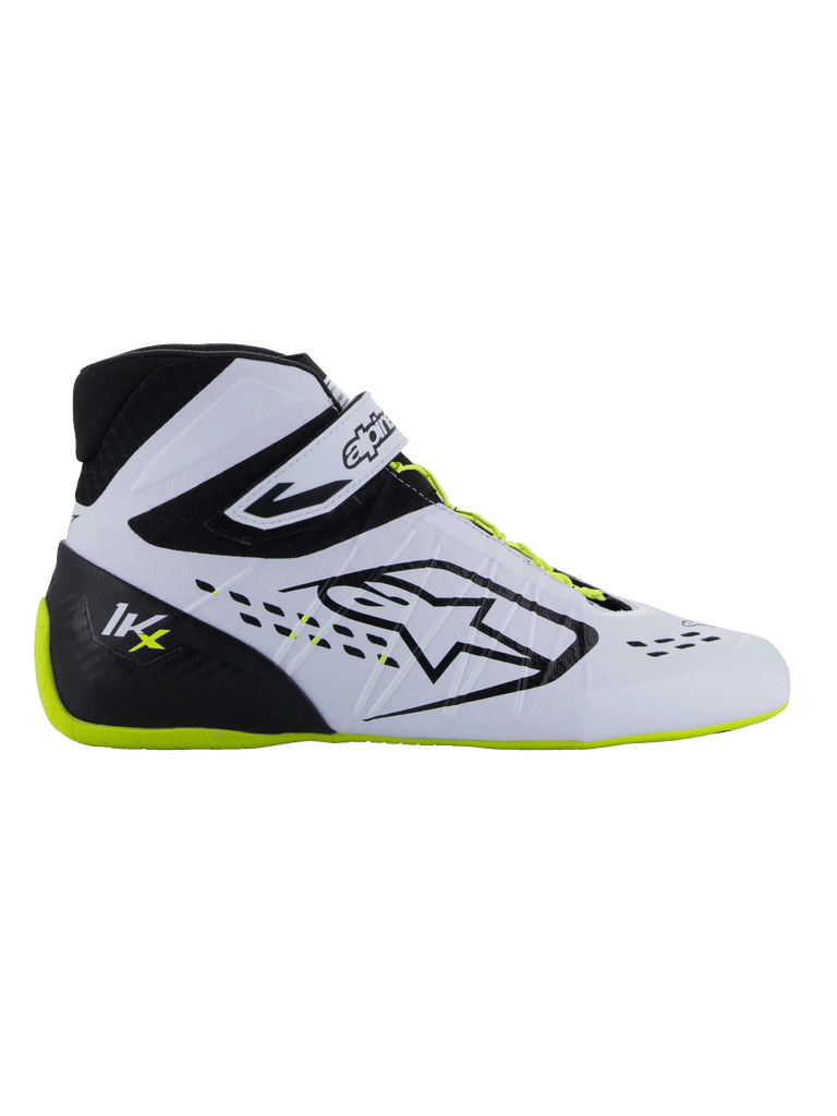 Chaussures Alpinestars Tech-1 KX V3 - FIA, chaussures de karting, noir, blanc et jaune fluo, profil latéral épuré avec tige thermo-soudée blanche, contrefort de talon noir avec logo KX, semelle et lacets jaune fluo, design professionnel pour le karting