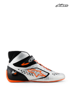 Alpinestars Chaussures Tech-1 KX V3 - FIA, chaussures de karting pour homme, noires, argentées et orange fluo, vue de profil montrant la construction thermo-soudée légère, le laçage asymétrique et l'homologation FIA