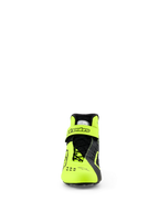 Chaussures Alpinestars Tech-1 KX V3, chaussures de karting, noir et jaune fluo, vue de face montrant le système de laçage asymétrique et la sangle de cheville réglable avec le logo Alpinestars, design épuré et léger pour une performance de course certifiée FIA
