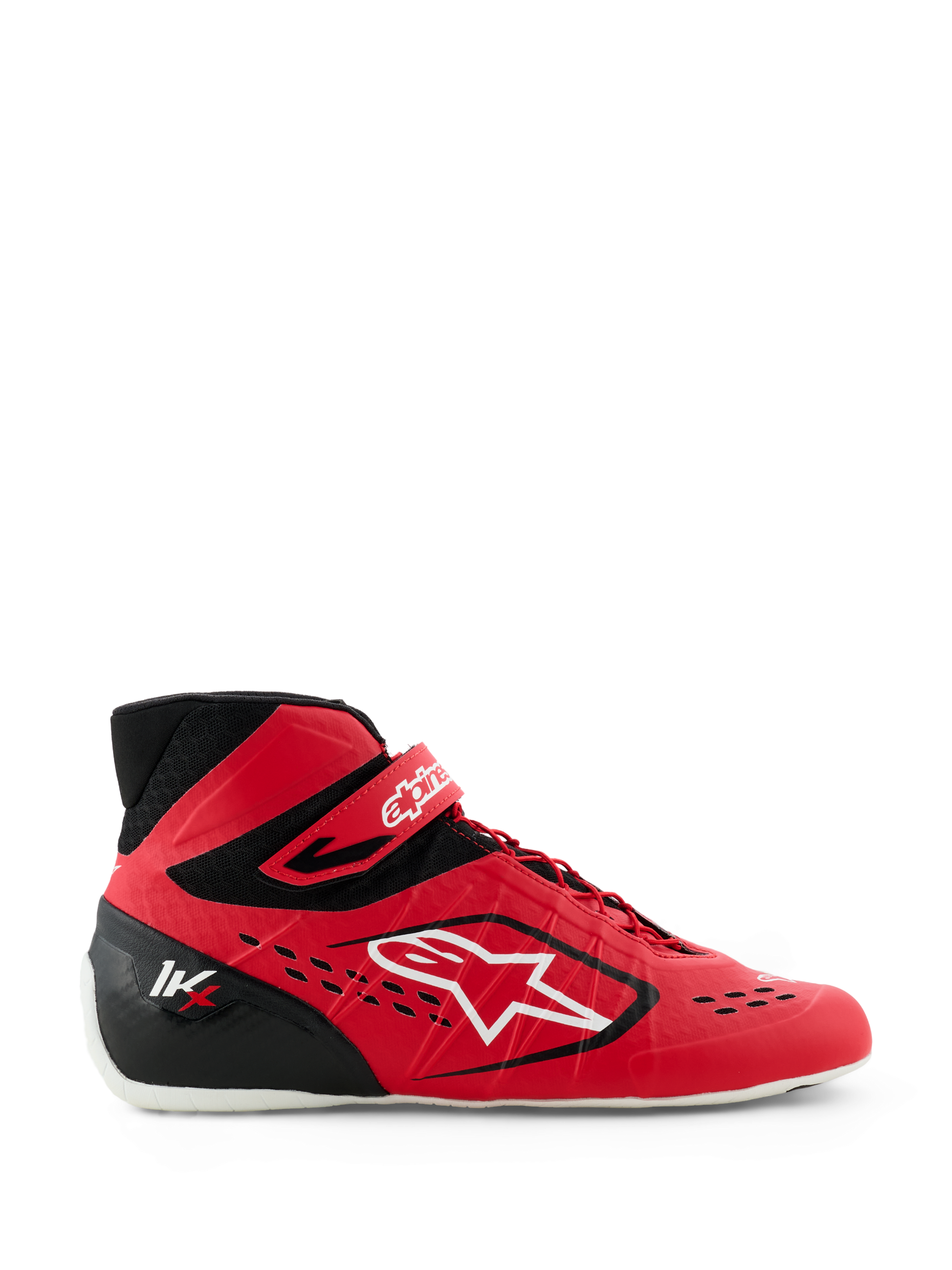 Chaussures de karting Alpinestars Tech-1 KX V3, rouge et noir, vue de profil avec grand logo Alpinestars blanc, système de laçage asymétrique, sangle velcro à la cheville et conception légère sans couture pour la performance en sport automobile