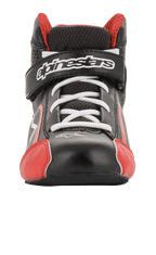 Chaussures Alpinestars Tech-1 K Junior, chaussures de karting, noir, blanc et rouge, vue de face avec lacets blancs et sangle velcro avec logo, accents rouges sur le bout, construction légère en microfibre et mesh