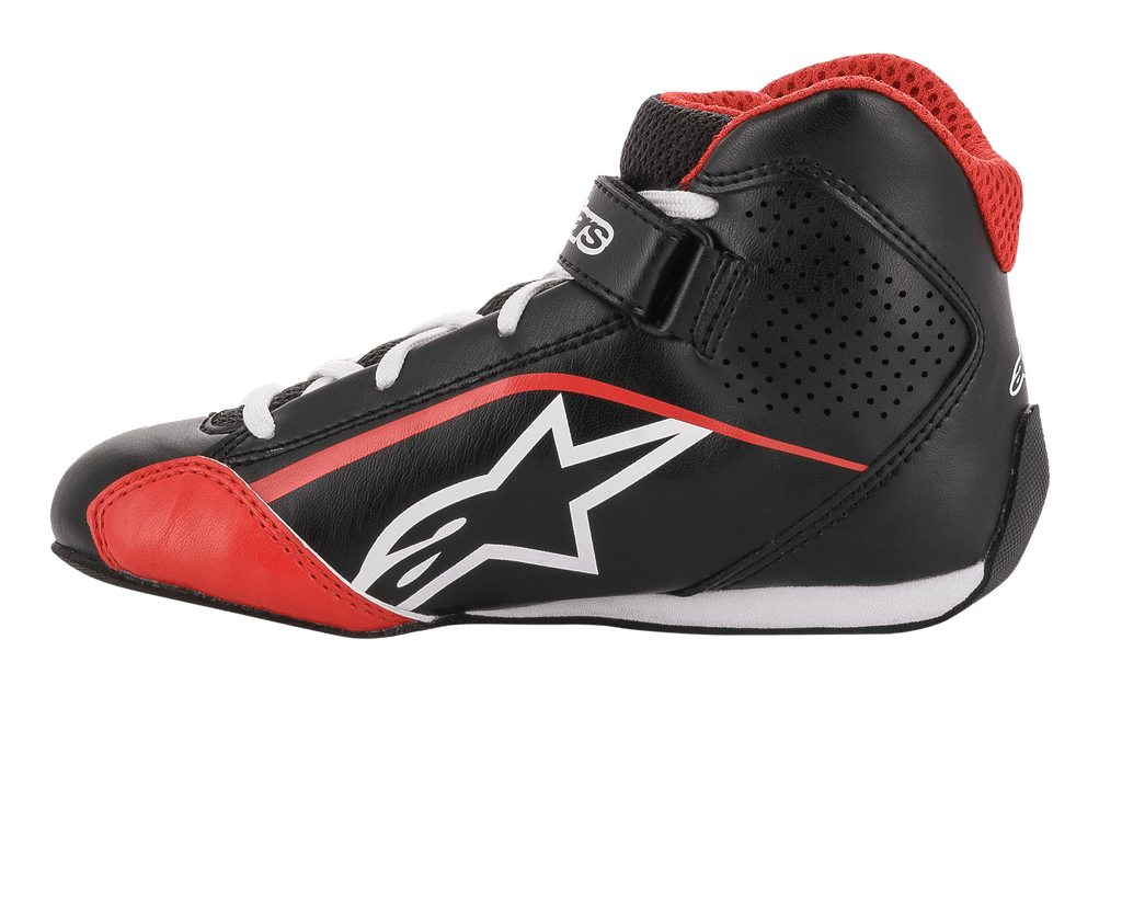 Chaussures Tech-1 K Junior Alpinestars, chaussures de karting, noir, blanc et rouge, profil latéral avec logo étoile blanc, col en maille rouge, lacets blancs et sangle à la cheville, design léger en microfibre et maille pour la course