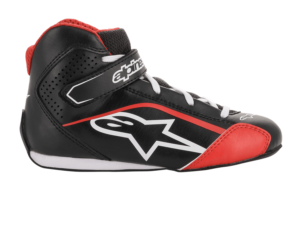 Chaussures Alpinestars Youth Tech-1 K, chaussures de karting, noir, blanc et rouge, vue de profil présentant une construction en microfibre, un logo Alpinestars blanc, une sangle de cheville auto-agrippante et des panneaux latéraux perforés pour la ventilation.