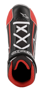 Chaussures Alpinestars Youth Tech-1 K, chaussures de karting, noir, blanc et rouge, vue de dessus montrant des lacets croisés blancs, une sangle à scratch noire avec logo, une doublure en maille 3D rouge, construction durable en microfibre et maille