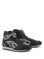 Chaussures Alpinestars Radar, chaussures professionnelles pour équipes de stand, noir et blanc, conception en cuir avec zones de refroidissement perforées, avec logo Astars blanc sur le côté et sangle de cheville réglable, semelle en caoutchouc durable pour le garage