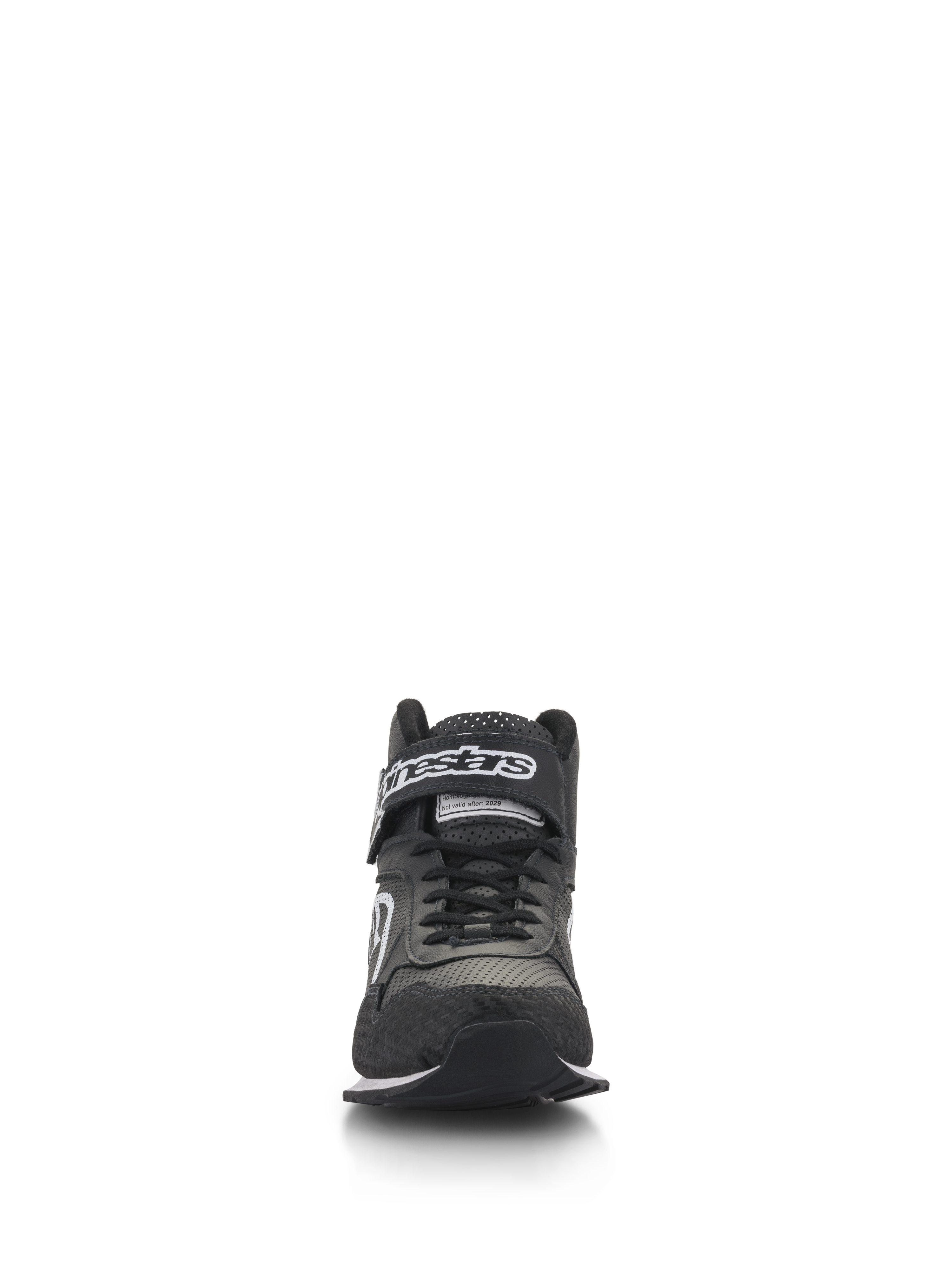 Chaussures Alpinestars Radar, chaussures de course automobile pour équipe de stand, noir et blanc, vue de face montrant des lacets noirs et une sangle de cheville à scratch avec logo blanc, tige en cuir perforé avec bout renforcé, chaussures professionnelles pour équipe de stand