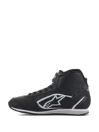 Chaussures Radar Alpinestars, chaussures pour équipe de stand de course automobile, noir et blanc, profil montant doté d'une tige en cuir perforé, logo A-star blanc emblématique sur le côté, sangle de cheville réglable à scratch