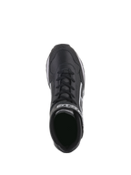 Chaussures Alpinestars Radar, chaussures pour équipe de stand de course automobile, noir et blanc, vue de dessus mettant en évidence la tige en cuir perforé, système de fermeture double avec lacets et sangle velcro, logo Alpinestars blanc, conception robuste pour les arrêts aux stands professionnels