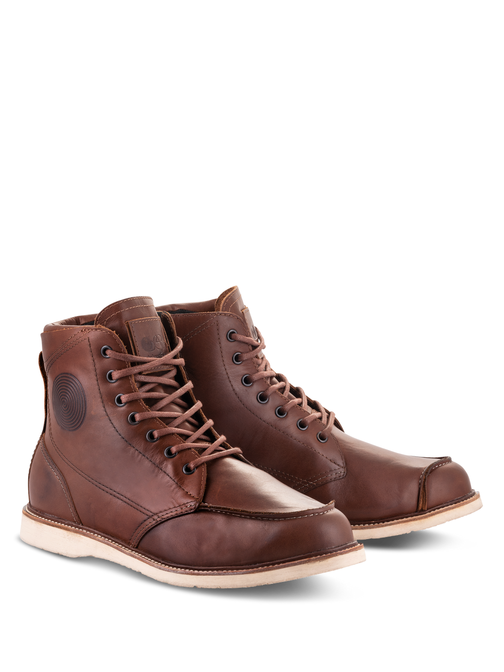Chaussures Alpinestars Oscar Monty V2, bottes de moto en cuir brun, design à bout mocassin d'inspiration vintage avec semelle extérieure compensée blanc cassé, construction en cuir de bovin durable pour la conduite urbaine et sur route