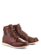 Chaussures Alpinestars Oscar Monty V2, bottes de moto en cuir brun, design à bout mocassin d'inspiration vintage avec semelle extérieure compensée blanc cassé, construction en cuir de bovin durable pour la conduite urbaine et sur route