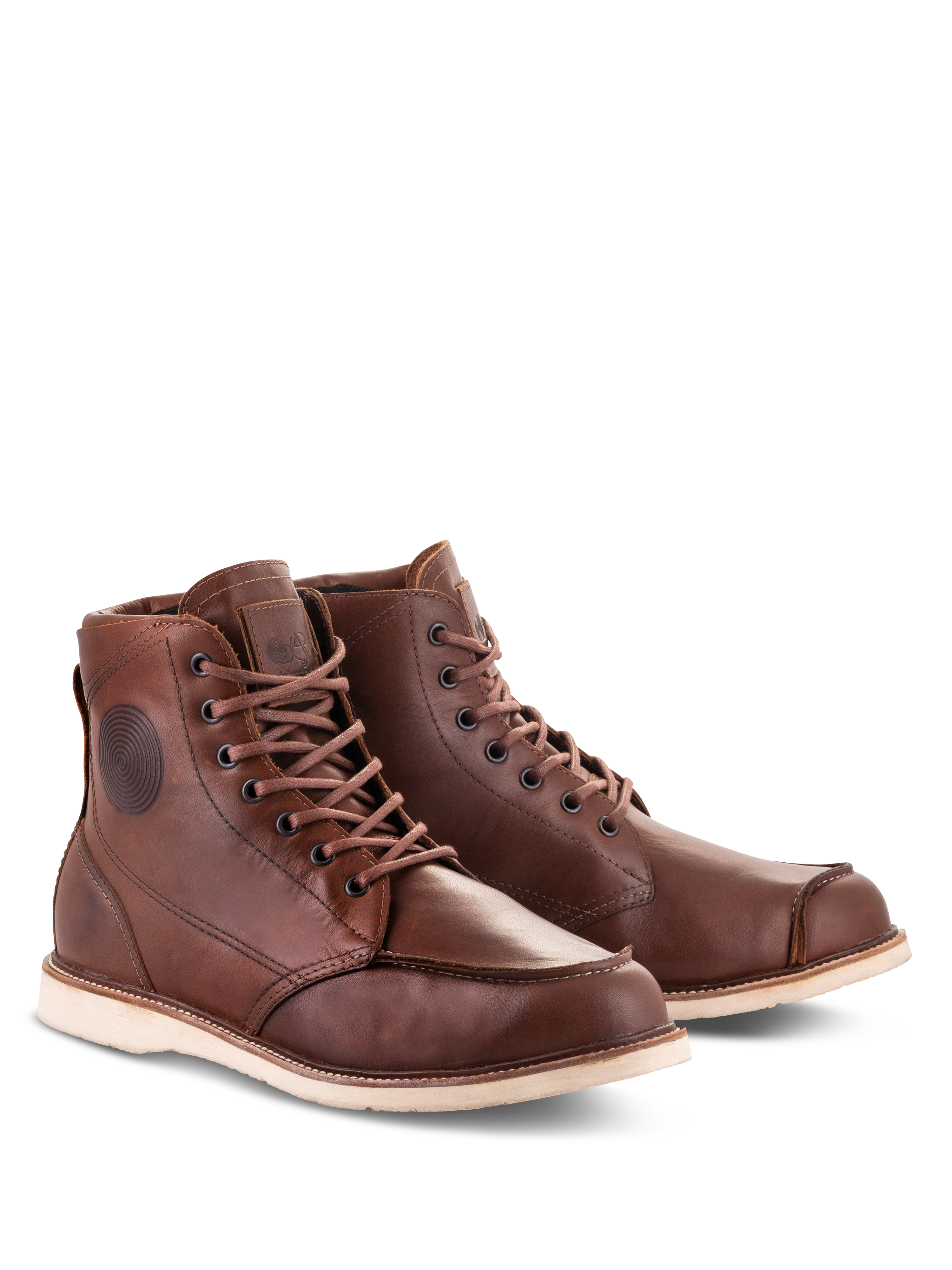 Chaussures Alpinestars Oscar Monty V2, bottes de moto en cuir brun, design à bout mocassin d'inspiration vintage avec semelle extérieure compensée blanc cassé, construction en cuir de bovin durable pour la conduite urbaine et sur route