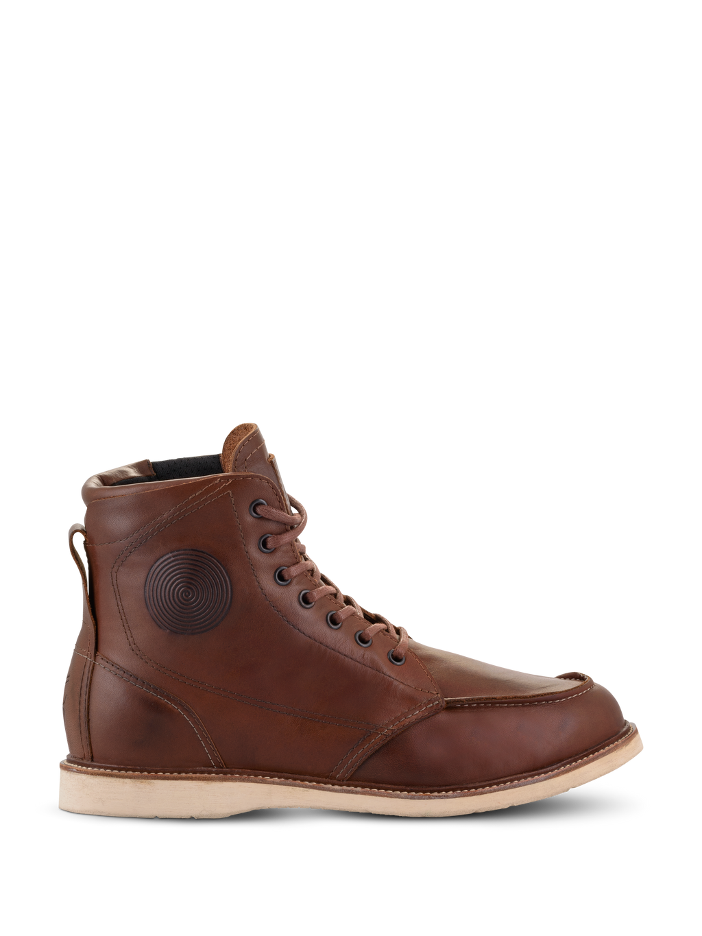 Alpinestars Oscar Monty V2, bottes de moto en cuir marron, semelle compensée blanche, bout mocassin, détail circulaire embossé à la cheville, chaussures de conduite urbaine héritage