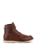 Alpinestars Oscar Monty V2, bottes de moto en cuir marron, semelle compensée blanche, bout mocassin, détail circulaire embossé à la cheville, chaussures de conduite urbaine héritage