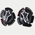 Sliders de genou Alpinestars GP Pro, noirs, avec logo étoile Alpinestars blanc, texte 'one goal. one vision.' sur les bords, bande d'accent rouge sur les ailes texturées, composé polymère de forme anatomique pour équipement de course moto