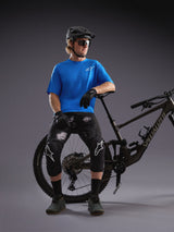 Maillot Alpinestars A-Dura Air SS bleu et short A-Dura Ride Black Camo portés par un cycliste avec VTT en studio.