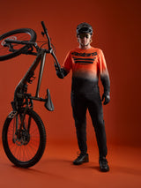 Maillot A-Dura ASTARS 2.0 manches longues, dégradé orange et noir, logo poitrine et équipement de VTT.