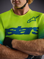 Maillot VTT A-Dura ASTARS 2.0 jaune fluo à manches courtes, logos bleus Alpinestars et tissu technique extensible.