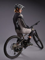Maillot VTT A-Dura Race gris à manches longues, logos Alpinestars contrastés et tissu stretch performant.