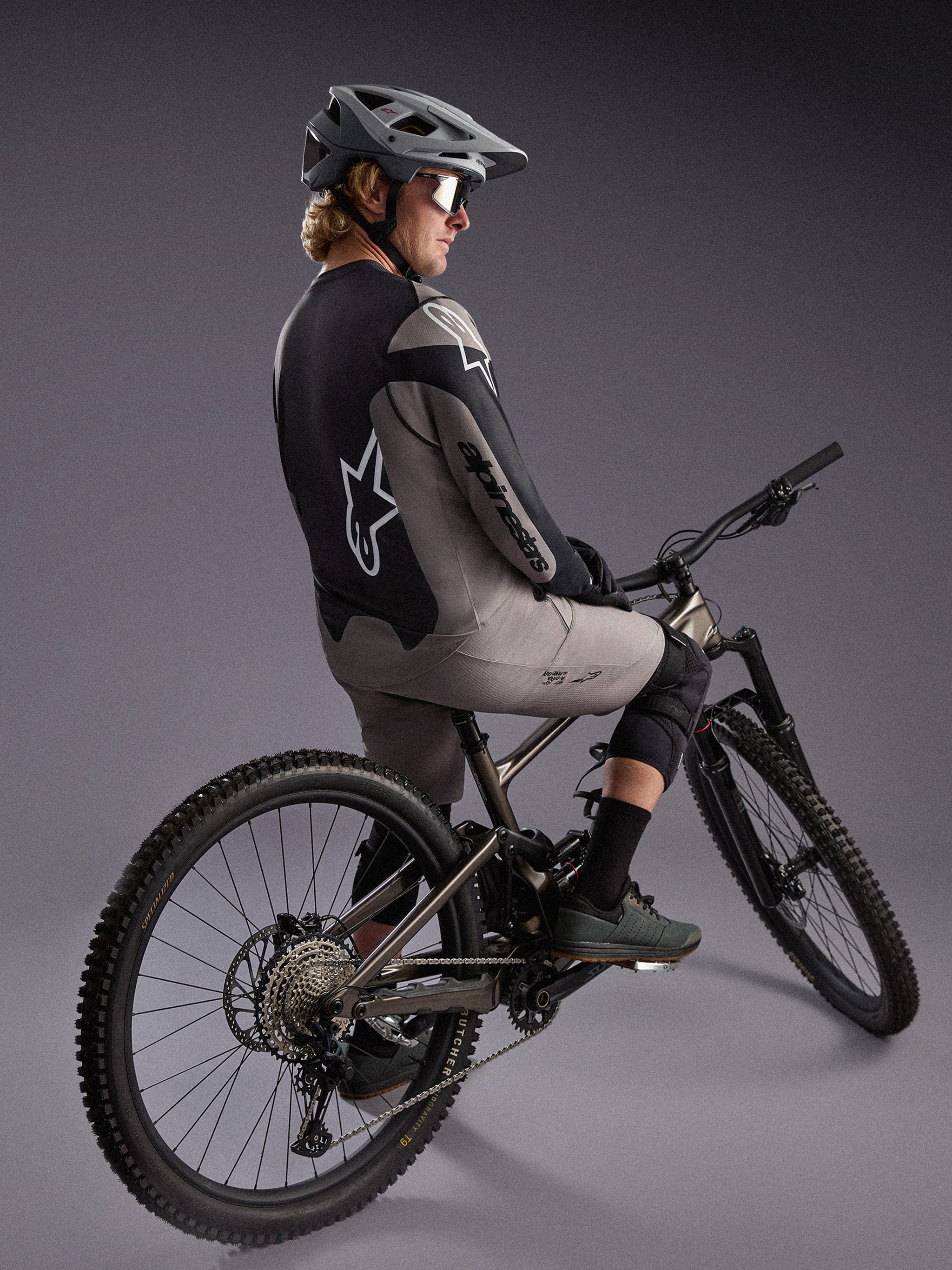 Maillot VTT A-Dura Race gris à manches longues, logos Alpinestars contrastés et tissu stretch performant.