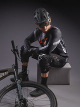 Short Alpinestars A-Dura Ride Black Camo et maillot manches longues avec équipement VTT et vélo Specialized.