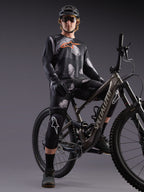 Ensemble maillot et short Alpinestars A-Dura Ride black camo, pilote de VTT avec casque et genouillères.