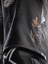 Short A-Dura Ride camouflage noir, logo Alpinestars orange sur tissu tissé extensible 4 directions durable pour le VTT.