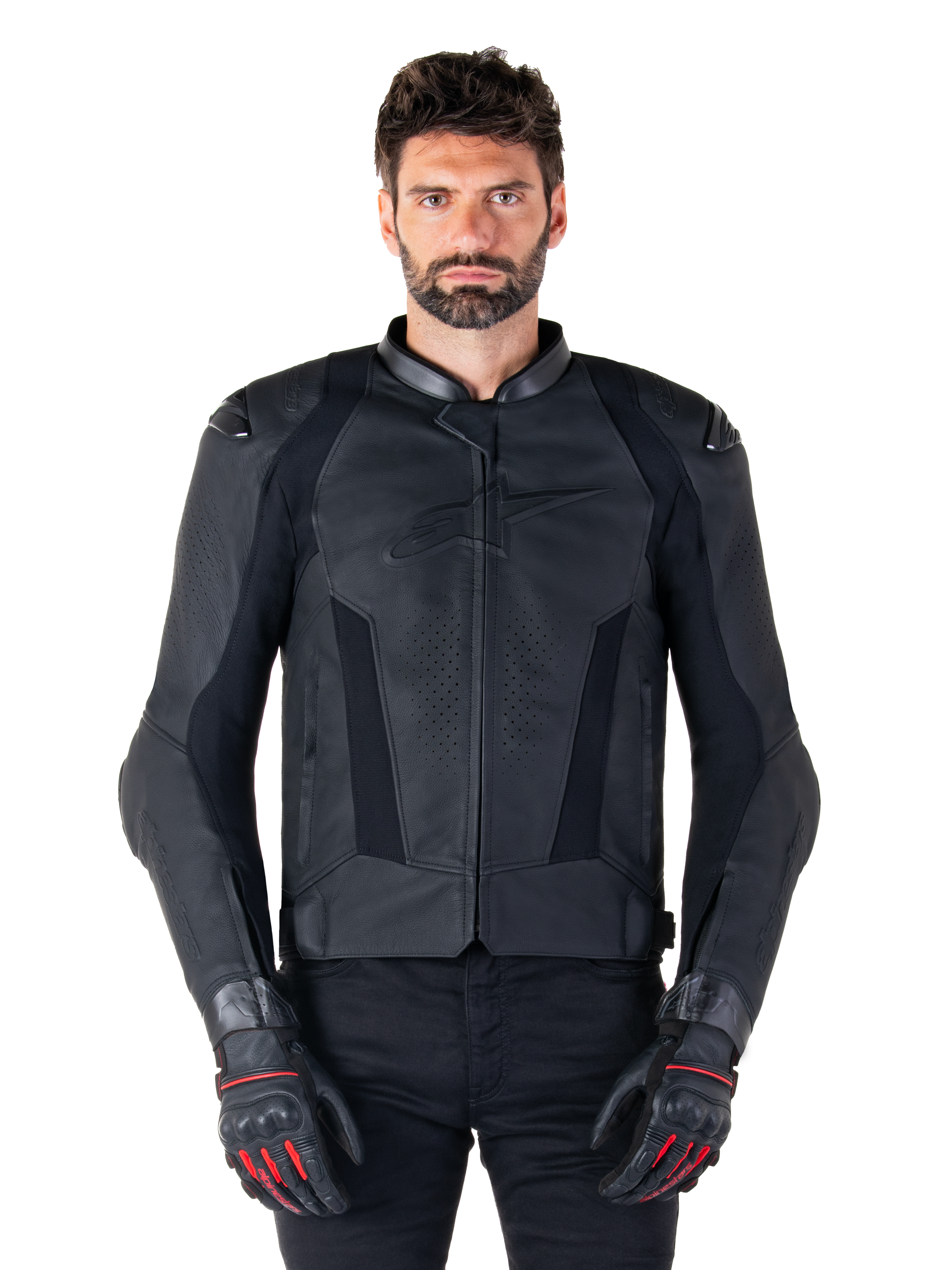 Alpinestars Missile V3, blouson de moto de course en cuir noir, porté par un mannequin avec gants et pantalon noirs assortis, doté de cuir perforé pour la ventilation, de sliders d'épaules externes et d'un design sportif élégant