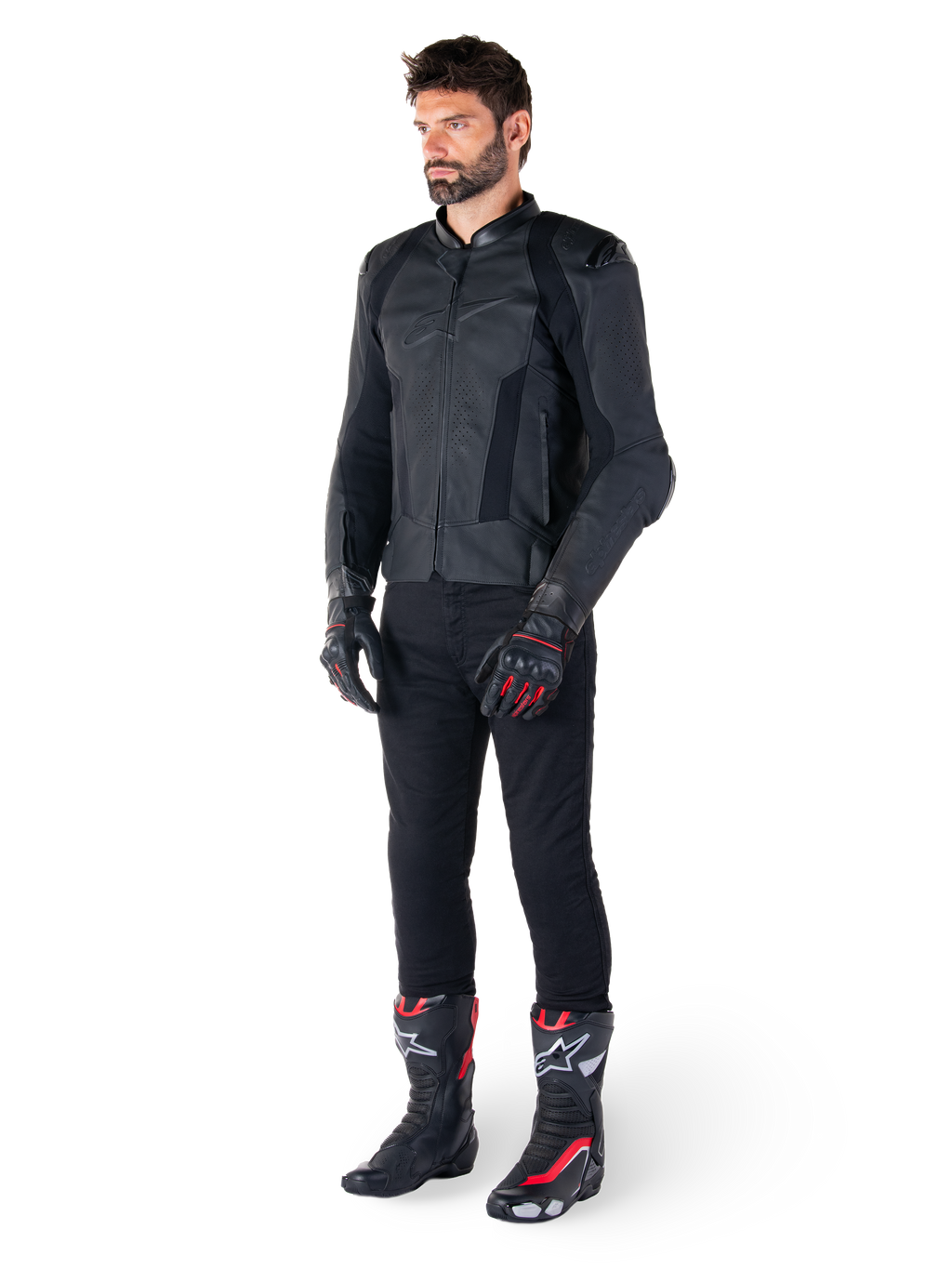 Veste en cuir Alpinestars Missile V3, noire, portée par un pilote avec un pantalon noir et des gants et bottes de course noirs et rouges, dotée de panneaux en cuir perforé et d'un logo monochrome élégant, esthétique sportive professionnelle