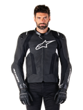 Blouson en cuir Alpinestars Missile V3, noir avec logos blancs, porté par un mannequin avec des gants de moto noirs, veste de course en cuir premium avec panneaux de ventilation perforés et caractéristiques de performance