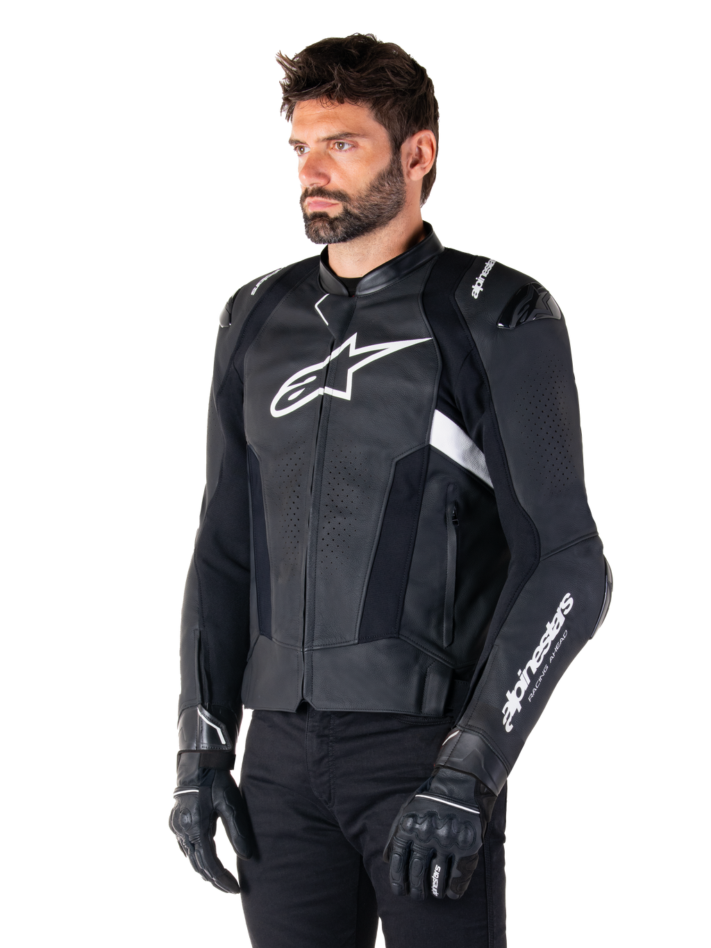 Veste en cuir Alpinestars Missile V3, noir et blanc, portée par un homme avec des gants de moto noirs, arborant un logo Alpinestars blanc proéminent sur la poitrine, des sliders d'épaules externes et des panneaux perforés pour un look d'inspiration racing.