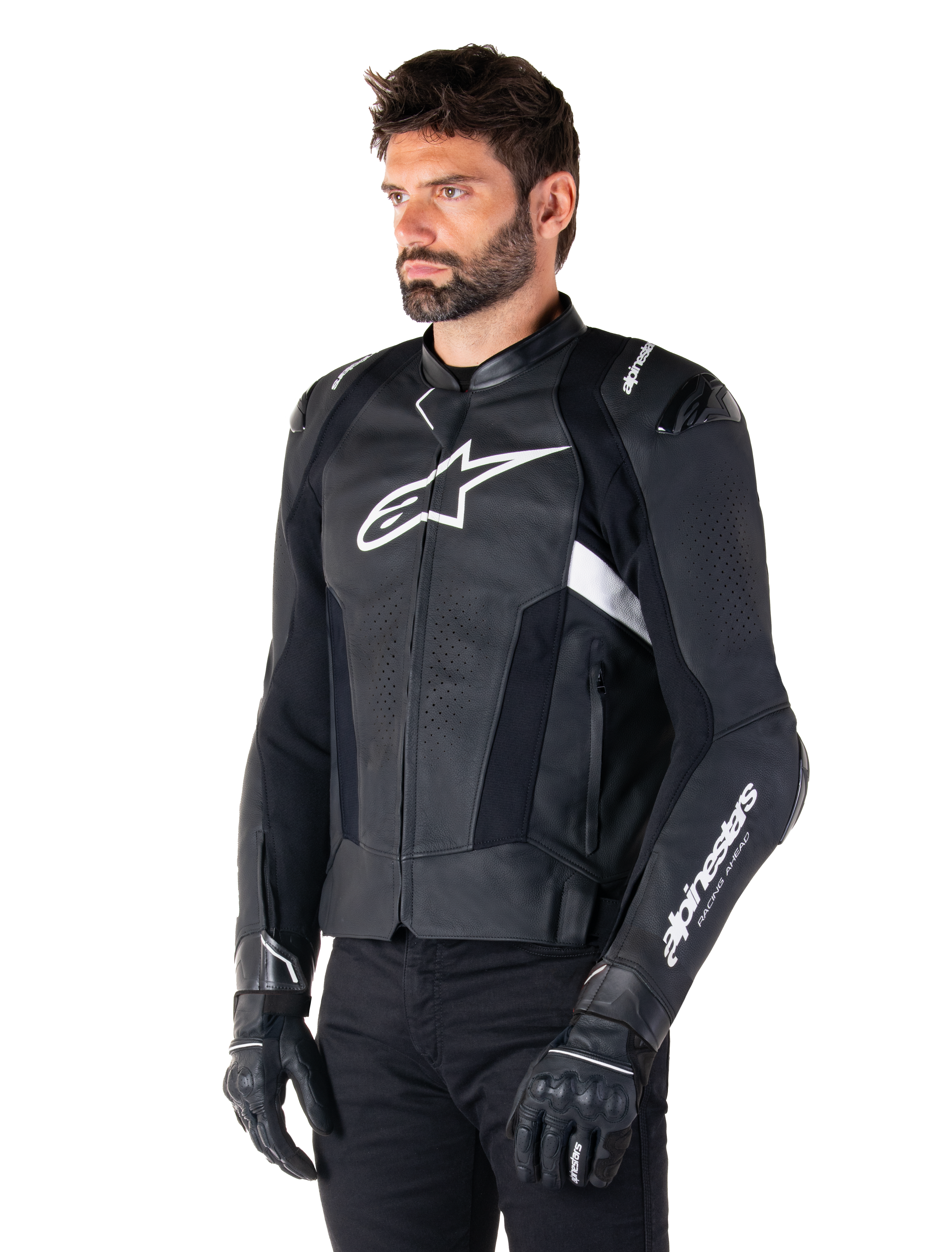 Veste en cuir Alpinestars Missile V3, noir et blanc, portée par un homme avec des gants de moto noirs, arborant un logo Alpinestars blanc proéminent sur la poitrine, des sliders d'épaules externes et des panneaux perforés pour un look d'inspiration racing.