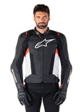 Veste en cuir Alpinestars Missile V3, noir, blanc et rouge fluo, veste de sport de course haut de gamme en cuir bovin, dotée d'un logo blanc sur la poitrine et du marquage Alpinestars sur les manches, portée avec des gants et un pantalon de moto noirs